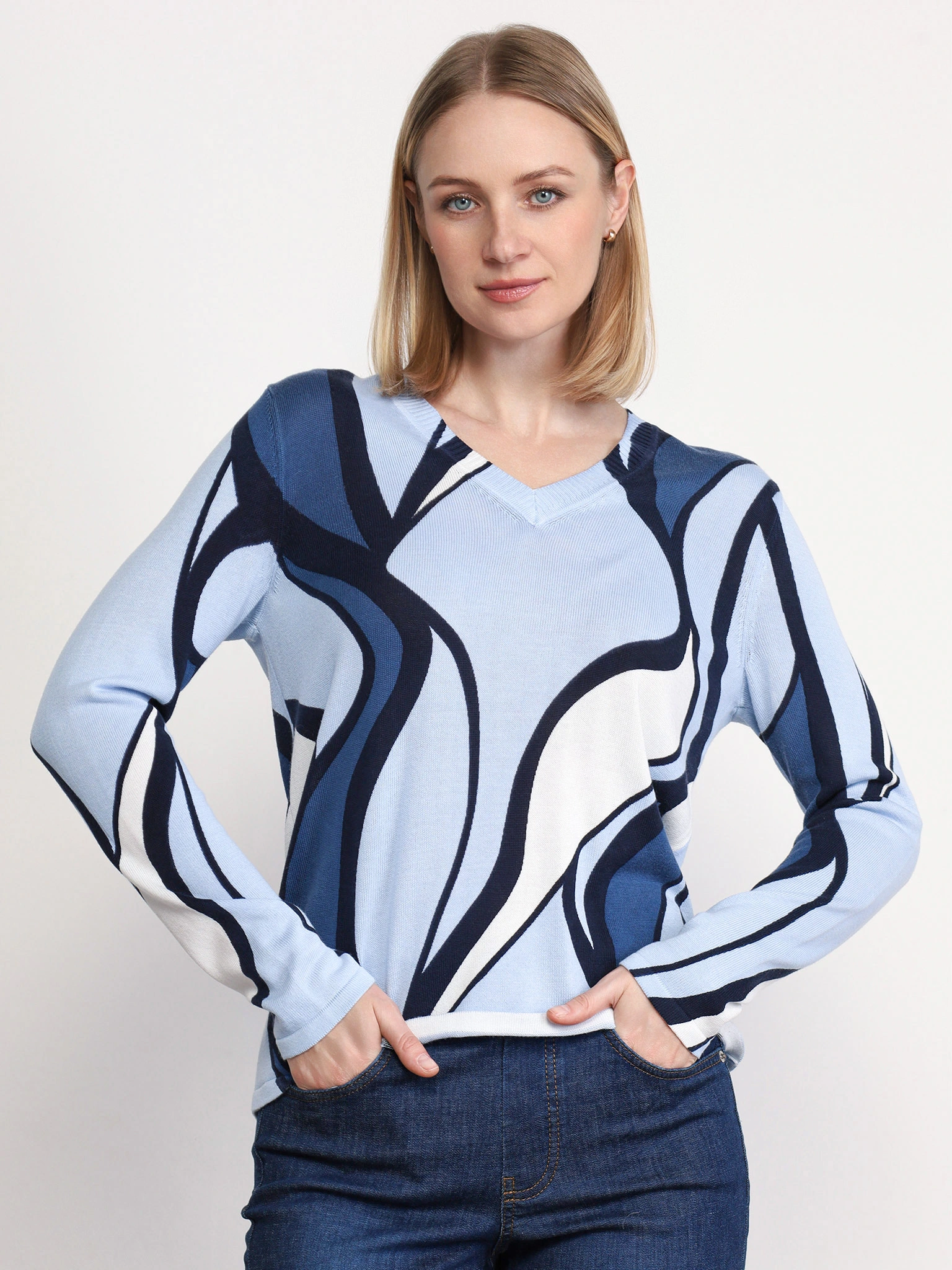 Пуловер голубого цвета с абстракным рисунком из смесового хлопка